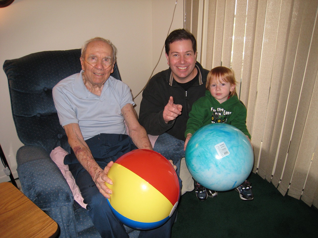 Christmas 2007 Burns Rochester Lights 029.jpg - Christmas 2007! The Misselhorn, Kasdorf and Burns families come together for the celebration! Lots of talk, food, presents, food and visiting.